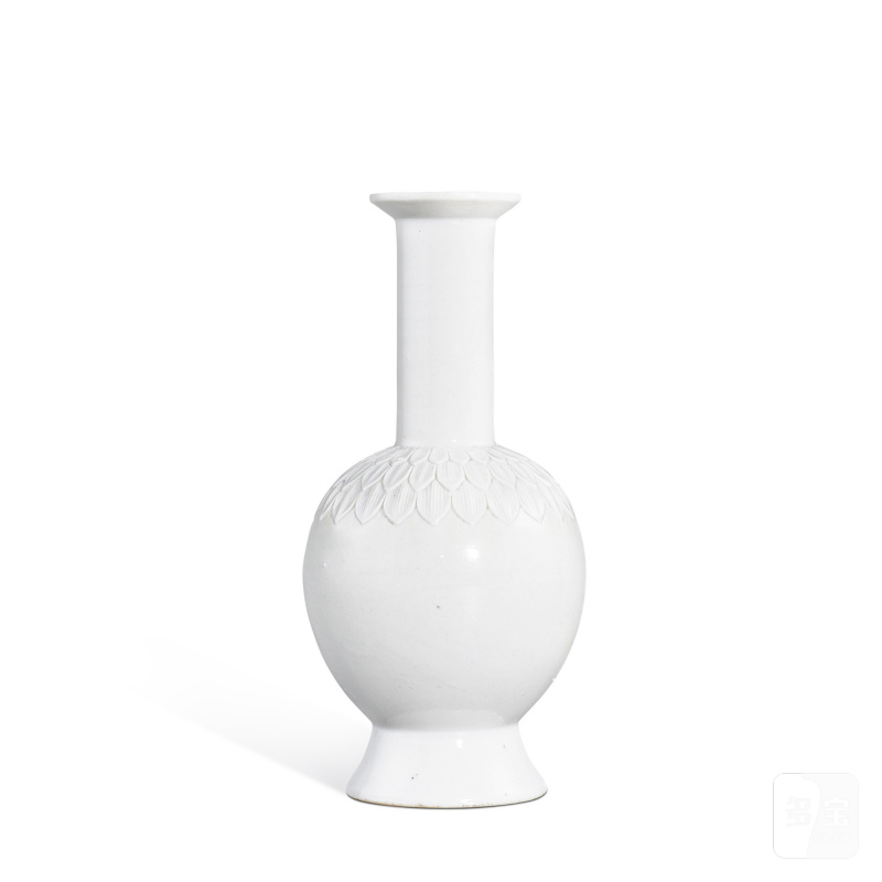 A white-glazed 'lotus' vase, Qing dynasty, 17th - 18th century | 清十七至十八世紀 白釉蓮瓣紋瓶 - 图2